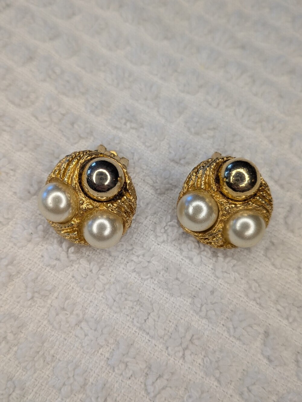 Vintage Faux Pearl Textured Gold Tone Clip On Earrings - Picture 7 of 9